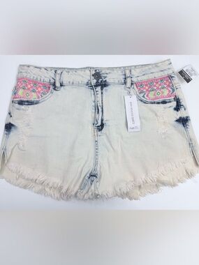 Y2K White Acid-Wash Denim Shorts with Pink Embroidered Pockets